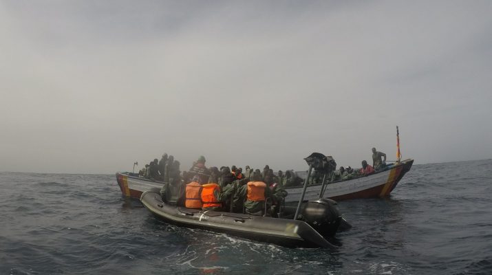 Barcaza con migrantes